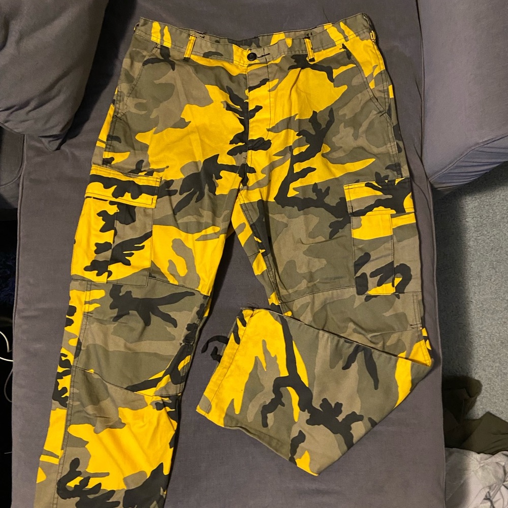 Men’s yellow camo cargo pants